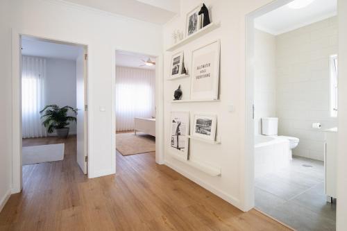 Et badeværelse på Bright & Spacious Villa by Beach