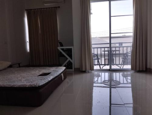 Postel nebo postele na pokoji v ubytování ทาวน์โฮมทรัพย์มาลีโครงการ9ลำพูน