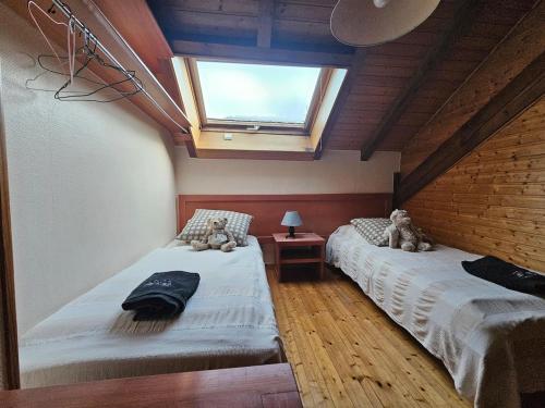 En eller flere senge i et værelse på appartement le petit chalet sauna