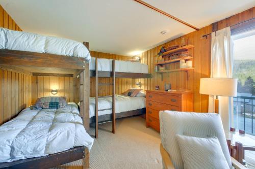 En eller flere senge i et værelse på Walk to Chair Lift Mtn-View Schweitzer Studio!