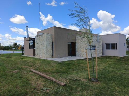 Ein Haus, das im Gras sitzt in der Unterkunft Casa solares del carcaraña in Maciel