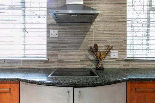 Η κουζίνα ή μικρή κουζίνα στο Phumula on St James