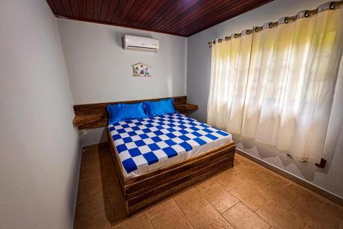a small bed in a room with a window at Recanto Bamboo in Lavrinhas