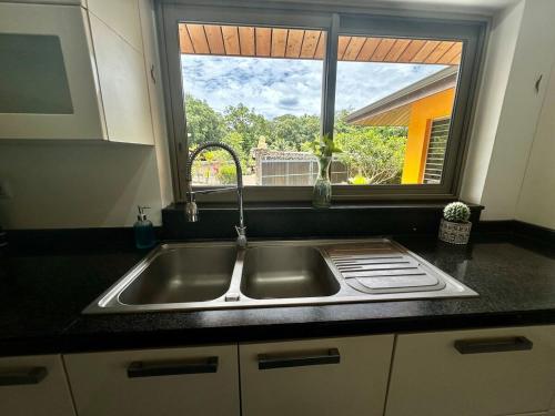 eine Küche mit Spüle und Fenster in der Unterkunft Villa Alana in Bora Bora