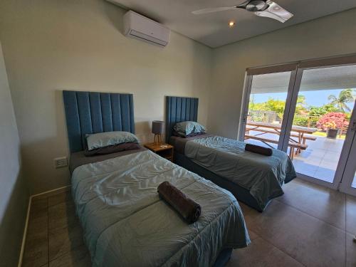 En eller flere senge i et værelse på 3 Ensuite Bedrooms, Sea View, Private Pool & Solar