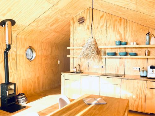 Nhà bếp/bếp nhỏ tại Lakehouses luxe family holiday house 6 pers