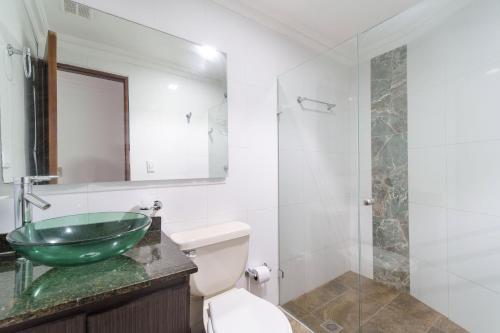 een badkamer met een groene wastafel en een douche bij Marèlago Apartamentos in Cartagena