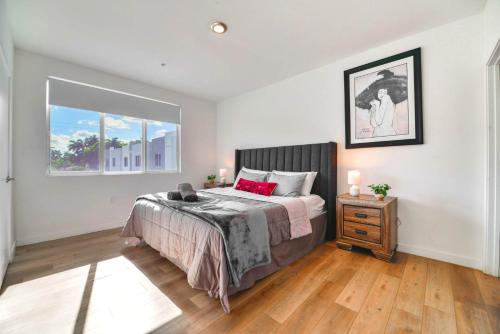 a bedroom with a large bed and a window at Spacious Townhouse W Free Parking in Miami