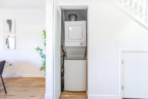 Spacious Townhouse W Free Parking photo 12