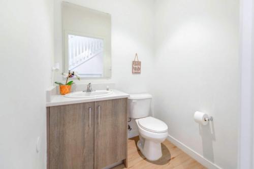 Spacious Townhouse W Free Parking photo 13