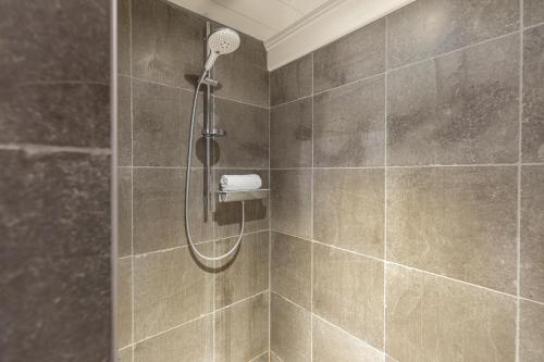 una doccia con soffione in un bagno di Haus Frieda a Aventoft