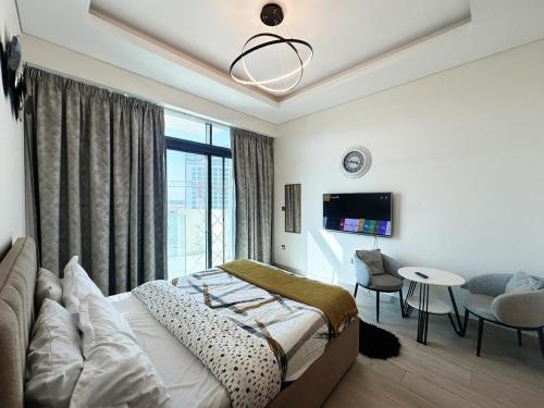 En eller flere senge i et værelse på studio with Dubai Burj Khalifa view in Al Jadaf