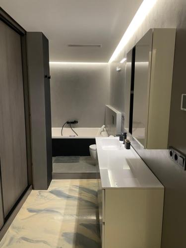 En eller flere senge i et værelse på Alicante City Suite 2