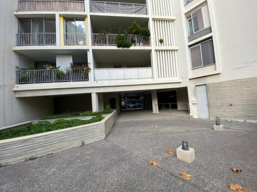 FLC- Vaste T2 -Parking-Air Conditioning-Terrace-6p-St Charles