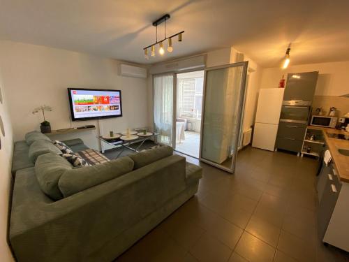 Kuchyň nebo kuchyňský kout v ubytování FLC- Vaste T2 -Parking-Air Conditioning-Terrace-6p-St Charles