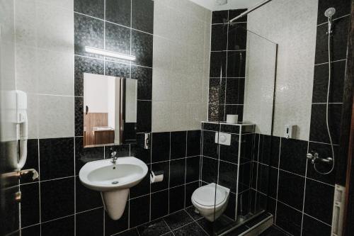 Phòng tắm tại Hotel Central Strumica