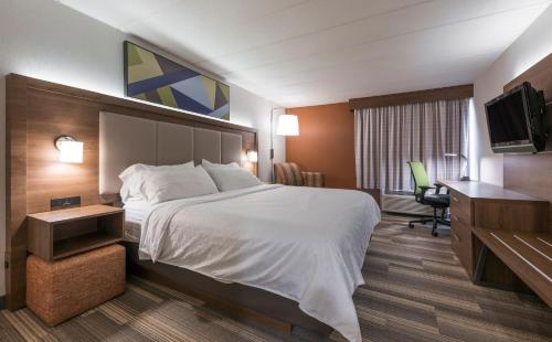 Ένα ή περισσότερα κρεβάτια σε δωμάτιο στο Holiday Inn Express Hotel & Suites Charlottetown by IHG