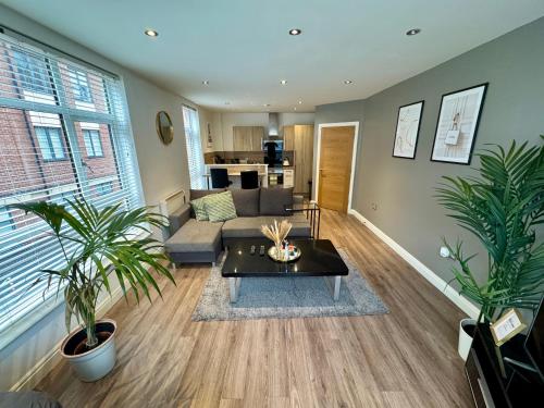 a living room with a couch and a table at Modern TWO Bedroom Apartment Birmingham City Centre - 2 BATHROOMS - SLEEPS 6 GUESTS - FREE Underground Parking - FAST Speed Internet in Birmingham