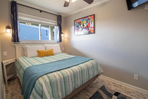 ein kleines Schlafzimmer mit einem Bett mit Fenster in der Unterkunft Sea Cabins 342C in Isle of Palms