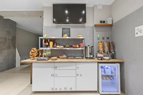 eine Küche mit Theke und Kühlschrank in der Unterkunft Hotel Comenius in Berlin