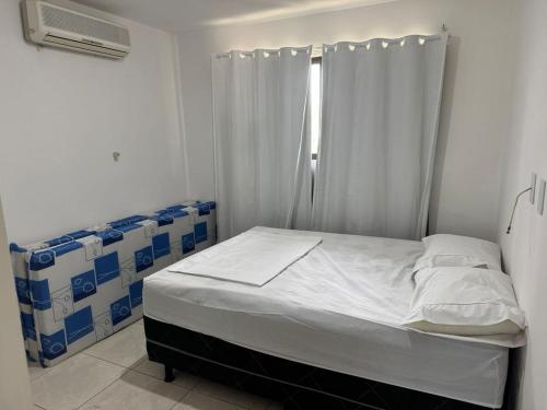 ein kleines Zimmer mit einem Bett und einem Fenster in der Unterkunft Vila Bella Residence in Gravatá