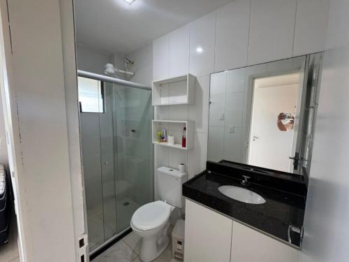 ein Badezimmer mit Toilette, Dusche und Waschbecken in der Unterkunft Vila Bella Residence in Gravatá