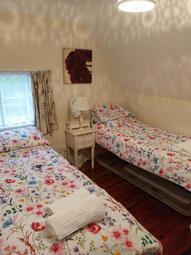 En eller flere senge i et værelse på White Gate Lodge