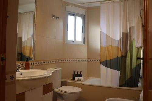 Et badeværelse på Apartment with balcony, Cabo Roig, La Rotonda