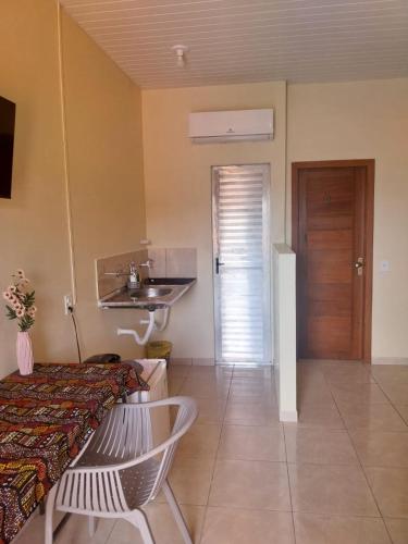 Apt Raphis D في سانتاريم: غرفة بسرير وطاولة ومغسلة