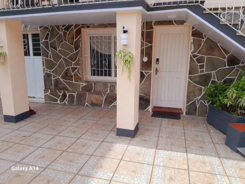 eine Eingangstür eines Hauses mit einer Steinmauer in der Unterkunft Casa Completa Charmosa e Perfeita para Você in Caxias do Sul