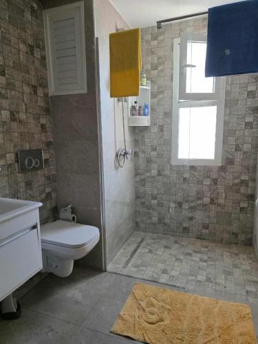 Et badeværelse på Cozy Apartment