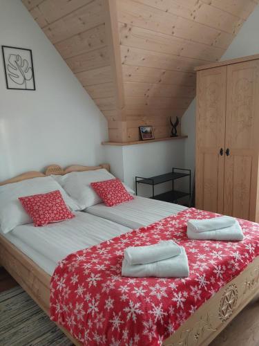 Postel nebo postele na pokoji v ubytování Pokoje Gościnne ZYCH - Domek