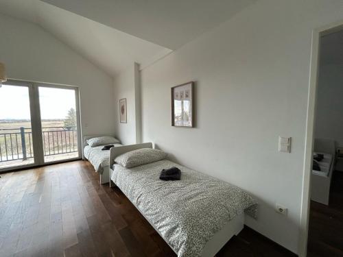 En eller flere senge i et værelse på 80 m2 Apartment with Balcony & Free Parking