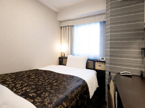 大阪市にあるアパホテル〈なんば南 恵美須町駅〉（新世界）のベッドと窓のあるホテルの部屋