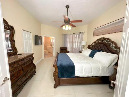 En eller flere senge i et værelse på Luxurious 4-Bedroom House with Pool