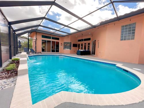 Swimmingpoolen hos eller tæt på Luxurious 4-Bedroom House with Pool