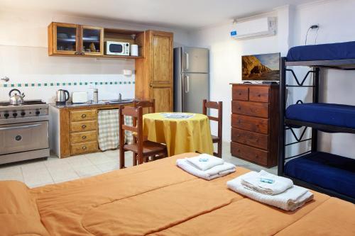 una camera con letto a castello e una cucina di Desert Tracks Rancho a Las Grutas