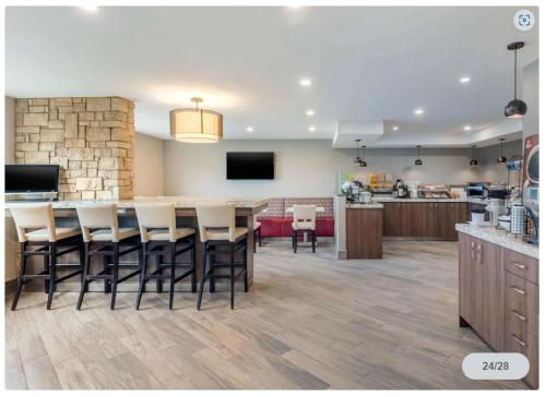 Kuchyň nebo kuchyňský kout v ubytování Spark by Hilton Oshawa