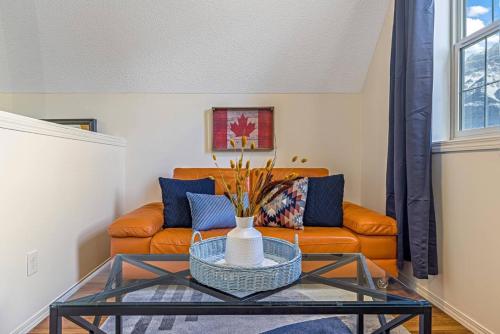 Et opholdsområde på Traveler Friendly Canmore Condo Close to Banff