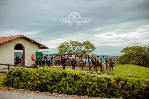 Eine Gruppe von Reitern in der Nähe eines Gebäudes in der Unterkunft Hotel Fazenda Monte Castelo in Bezerros