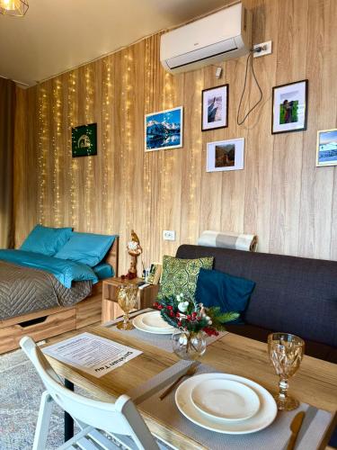 een woonkamer met een tafel en een bed bij Darkhan Tau in Alma-Ata