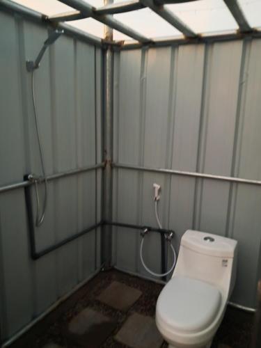 Phòng tắm tại مخيم المشراف