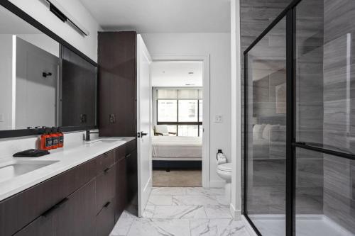 un bagno con doccia, lavandino e WC di Downtown Townhome Game Room with Pool, Parking, Gym a Indianapolis