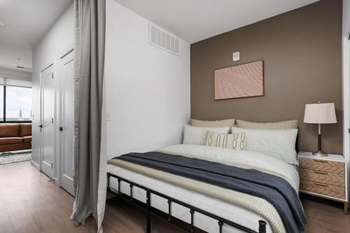 une chambre avec un grand lit dans une pièce dans l'établissement Luxury Downtown High-Rise Condo with Pool, Gym, Parking, à Indianapolis