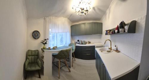 Køkken eller tekøkken på Boutique Pearl Apartment, Jurmala with balcony