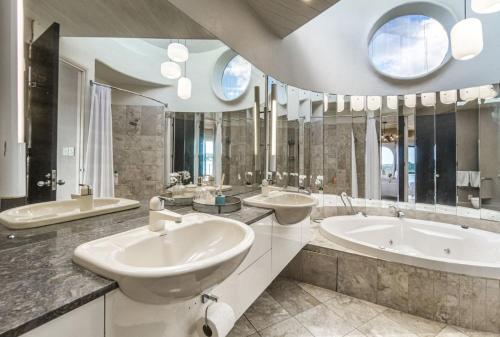 Et badeværelse på Architectural Masterpiece with Pool and Sea Views