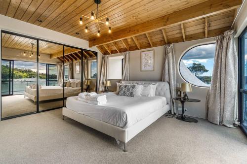 En eller flere senge i et værelse på Architectural Masterpiece with Pool and Sea Views