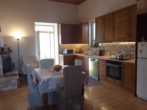 Køkken eller tekøkken på Σπίτι στο Χωριό - Les campagnards