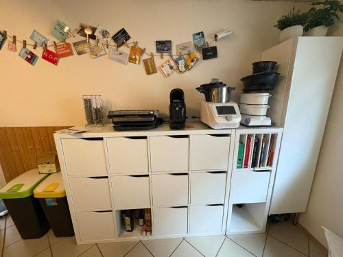 Příslušenství pro přípravu čaje a kávy v ubytování Gemütliches Zimmer im Pfälzer Land Zimmer Nr 3