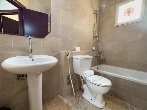 Et badeværelse på 7301 · Cozy 2BR Townhouse with Private Backyard